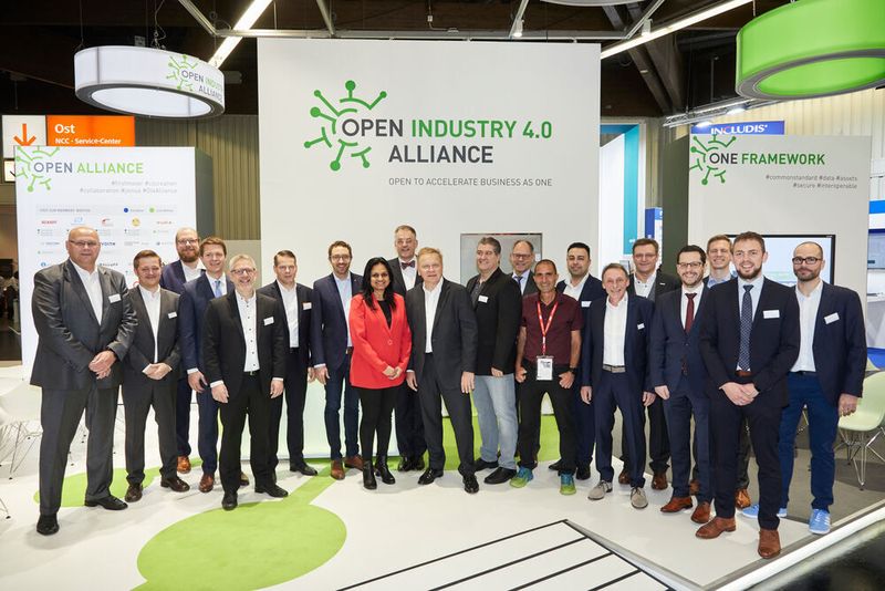 Die Open Industry 4.0 Alliance auf der SPS 2019 (v.l.): Jörg Zimmermann, Andreas Micheel und Andreas Gatterburg (Hilscher), Tobias Schwartz (IFM), Johannes Schmitt (Q-loud), Christian Liedke (Kuka), Marius Grathwohl (Multivac), Smitha Rayala (SAP), Gerd Hoppe (Beckhoff), Nils Herzberg und Sven Toothman (SAP), Thomas May (IFM), Ariel Rosenfeld (3D Signals), Ekrem Yigitdoel (Voith), Hans-Jürgen Hilscher (Hilscher), Wolfgang Möller (Itelligence), Matthias Betz (IFM), Rüdiger Hussong (Software AG), Daniel Brökling (Beckhoff) und Andreas Magiera (Software AG).