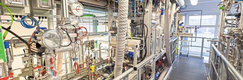 Technikum der Business Line Performance Intermediates - die neuartige Anlage vereint mehrere bislang getrennte Produktionsschritte.