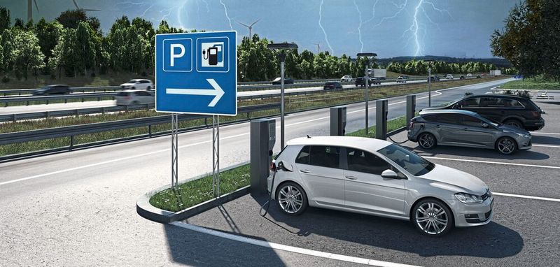 Anders als bei den Schnellladern entlang der Fernwege deutet sich in urbanen Zentren hingegen eine Tendenz zu einem pragmatischen Design von Lademöglichkeiten an, die in Zukunft als solche gar nicht mehr explizit in Erscheinung treten werden.