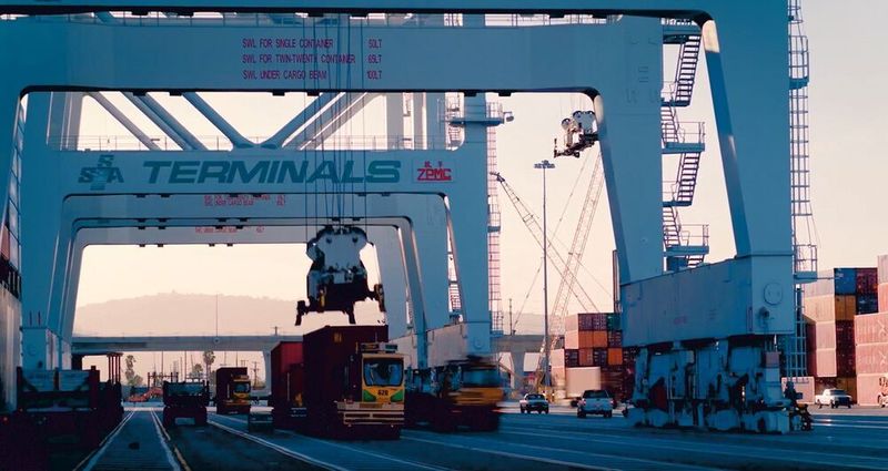 Im Hafen von Long Beach werden 33 dieselbetriebene Terminal-Traktoren mit vollelektrischen Antriebssystemen umgerüstet.