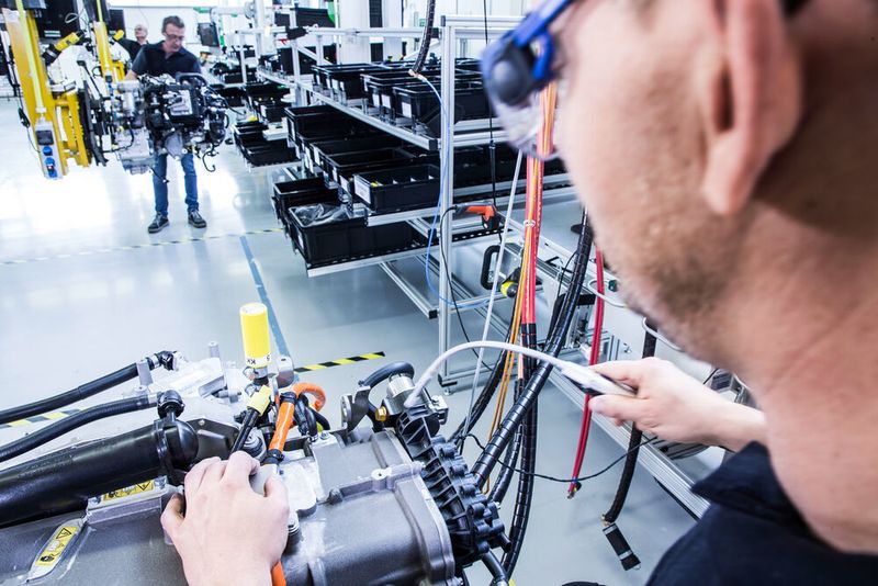 Die Montage einer Brennstoffzellen-Antriebseinheit. Die Systeme sind vor allem in Nutzfahrzeugen eine gute Alternative zu batterieelektrischen Antrieben.