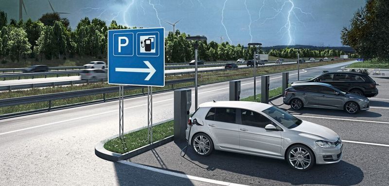 Aus Sicht der Verbraucherschützer sollte ausschließlich nach den tatsächlich gelieferten Kilowattstunden abgerechnet werden. Vielfach wird aber nach Zeit abgerechnet, was dazu führen kann, dass zum Beispiel für knapp zwölf Kilowattstunden nach fünf Stunden Ladezeit 26 Euro abgerechnet werden.