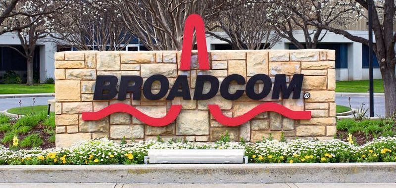 Der US-Chiphersteller Broadcom will Frieden mit der EU schließen: Angesichts eines laufenden Kartellverfahrens und drohenden Strahzahlungen von bis zu 10% des Jahresumsatzes hat sich Broadcom bereiterklärt, künftig darauf zu verzichten, Gerätehersteller per Exklusivitätsvereinbarungen an sich zu binden.