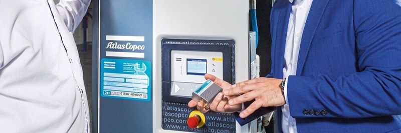 "Am sichersten fährt, wer mit uns eine Instandhaltungsvereinbarung über die gesamte Lebensdauer der Maschine trifft", sagt Thomas Friedrich (Bildmitte). "Diese Full-Service-Vereinbarungen bieten quasi eine Langzeitgarantie, die alle Eventualitäten abdeckt."