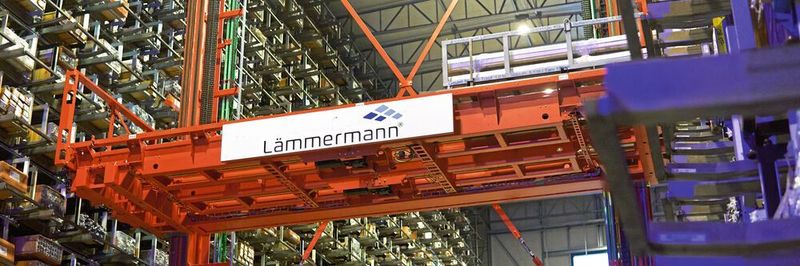 Das Ein- und Auslagern übernehmen zwei Wagen für abwechselndes Arbeiten, um die Wartezeit für den Bediener möglichst gering zu halten.
