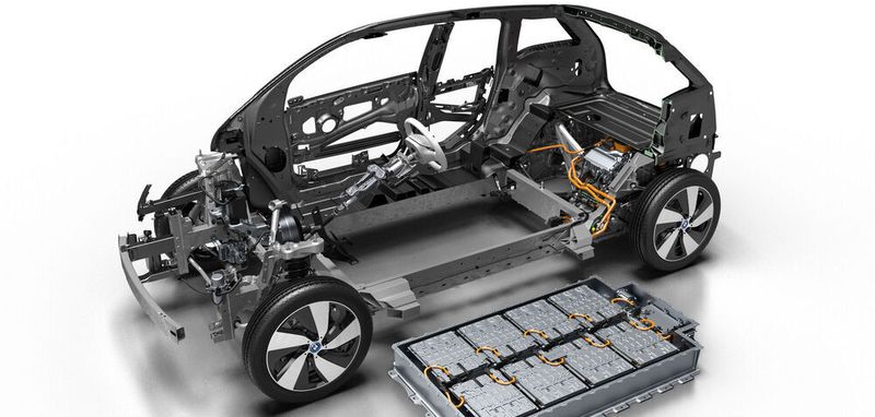 Carbon-Einsatz bei Sport- statt E-Autos: Das aus der Produktion des BMW i3 übrig gebliebene CFK-Vlies, wird nun bei den Radlaufblenden des neuen John Cooper Works GP verwendet.