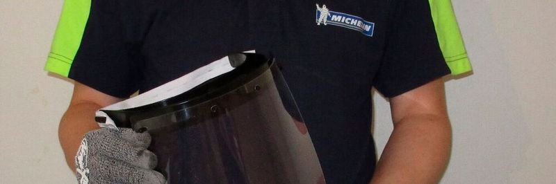 Michelin und Prolabs arbeiteten zusammen und heraus kam ein Gesichtsschutz mit den zwei großen französischen Kliniken noch im April versorgt werden können.