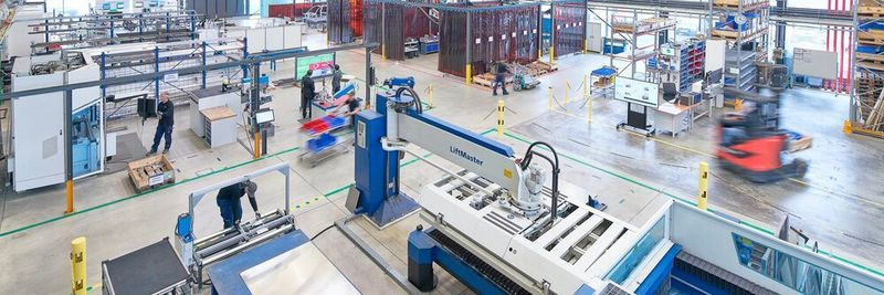 Die DFA Demonstrationsfabrik Aachen GmbH ist zentraler Bestandteil des Clusters Smart Logistik auf dem RWTH Aachen Campus. Ihr Gegenstand ist die Pilotierung, Einführung und Vorstellung von Industrie 4.0-Lösungen im Rahmen von Use Cases, die im Produktionsbetrieb der DFA laufen.