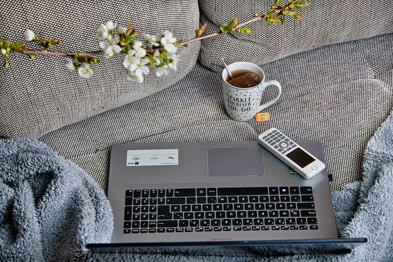 Viele wurden durch das Corona-Virus unvorbereitet ins Homeoffice geschickt. Damit die Arbeit am Küchentisch nicht zum ergonomischen Desaster wird, stellen wir einige Produkte vor, die auch zuhause für Ergonomie am Arbeitsplatz sorgen.