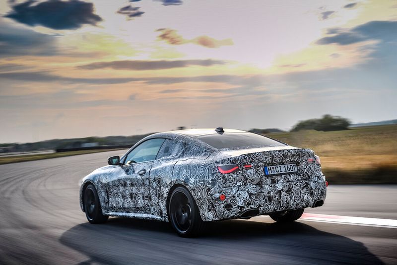 BMW schickt den neuen 4er auf die Straße, allerdings noch im Tarnkleid.