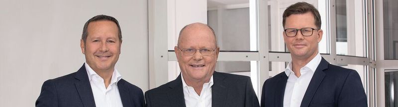 Tim Henneveld (r.) übernimmt bei TIM die Rolle des CEO von seinem Vater Gerd (m.). Die Zusammensetzung des Vorstands, dem auch Jörg Eilenstein angehört, bleibt gleich.