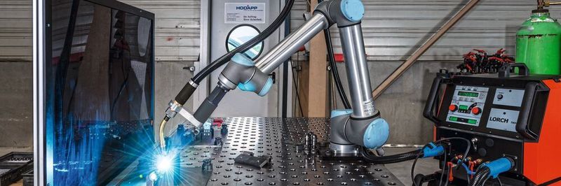 Kompakt und flexibel: Der Schweiss-Cobot von Lorch lässt sich ohne Schutzumhausung rasch und problemlos in jede Produktionsumgebung integrieren.