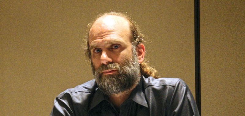 Laut Bruce Schneier sind alle vorhandenen Ansätze für eine Contact-Tracing-App zum Coronavirus nutzlos. Die Folgen daraus seien dem IT-Sicherheitsexperten zufolge deutlich schlimmer, als gar keine Apps zu haben.