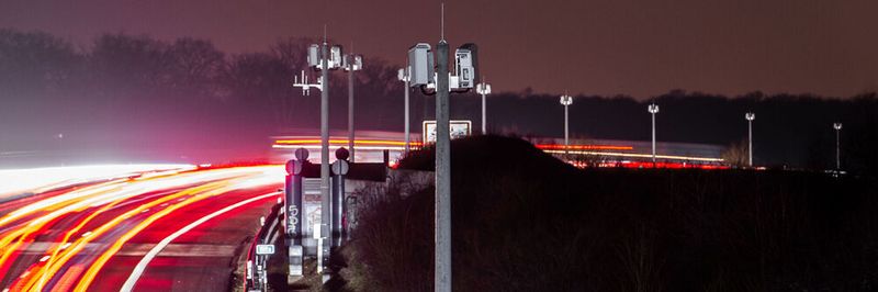 Auf der A39 wird der Verkehr rund um die Uhr aufgezeichnet – auch bei Nacht. Die hochauflösenden Stereo-Kamera-Systeme erfassen vorbeifahrende Fahrzeuge mit einer Genauigkeit von unter 25 Zentimetern – alles völlig anonymisiert. Mit acht Metern Höhe decken die Kameras beide Fahrtrichtungen ab.