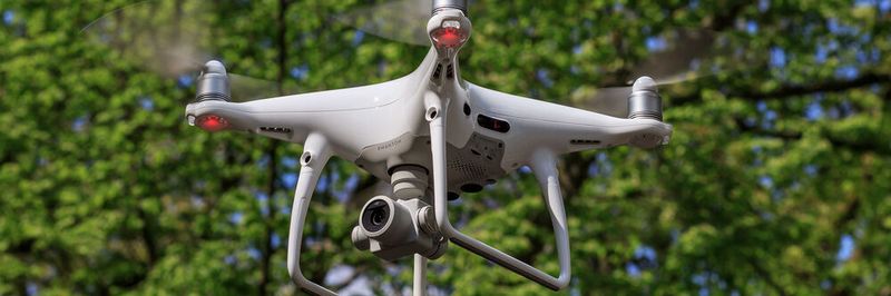 Eine Drohne im Einsatz: Bald sollen die fliegende Helfer autonom unterwegs sein, um Rettungskräfte besser unterstützen zu können.