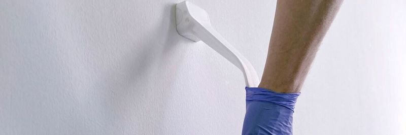 Eine Schweizer Agentur hat einen 3D-gedruckten Handschuhentferner entwickelt, der ein hygienisches Ausziehen der Handschuhe garantieren soll.