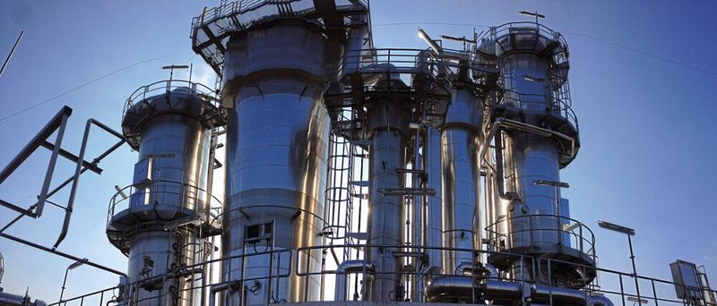 Tailor-made solutions are regularly developed in the Center of Competence for Thermal Separation Technology for distillation (shown in the picture), concentration, crystallization and drying.
