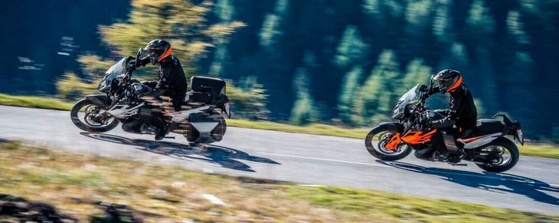 Zwei KTM 790 Adventure Modelle.