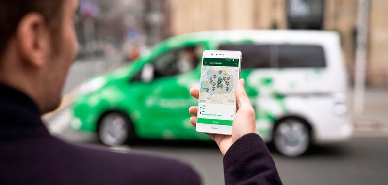 Ride-Pooling-Dienste, die auf einer digitalen Plattform Fahrten für mehrere Gäste anbieten, werden zu einem großen Teil von jungen Menschen als „Tür-zu-Tür“-Ergänzung zu Bus und Bahn genutzt.