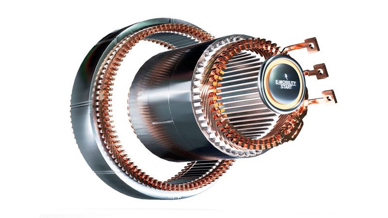 Mit neuer Fertigungstechnologie entstanden: Statorprototypen mit kompakter Flachdraht-Wicklung.