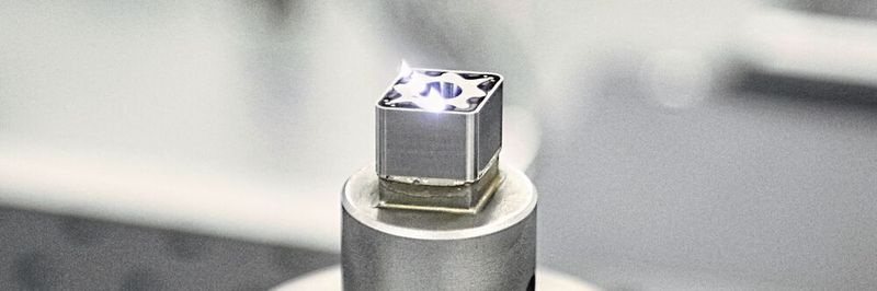 Beim Laser-Abtragen mit dem Femtosekundenlaser wird kaum Wärme in das Werkstück eingebracht und es kann nahezu jedes Material bearbeitet werden.