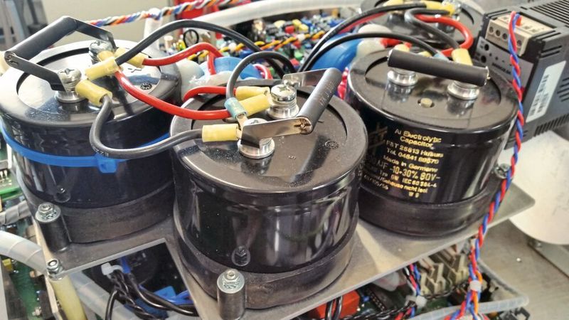 Erzeugen Hochstrompulse: diese GW-Kondensatoren von Mersen werden bei Schumacher unter anderem zur Stromversorgung von Hochleistungslaserdioden in Forschungssystemen eingesetzt.