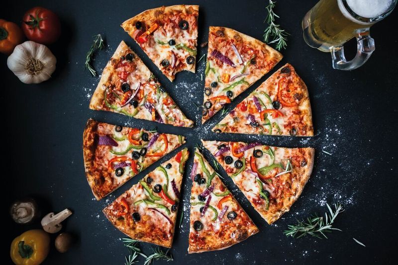 Damit Pizza auch zu Hause schnell gelingt, gibt es zahlreiche Varianten im Tiefkühlregal. Bei deren reibungslosen Produktion unterstützen Pizzakartoniermaschinen.