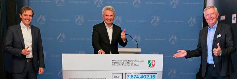 V.l.: Prof. Michael Henke (Institutsleiter des Fraunhofer IML), Minister Prof. Dr. Andreas Pinkwart und Prof. Michael ten Hompel (geschäftsführender Institutsleiter des Fraunhofer IML).