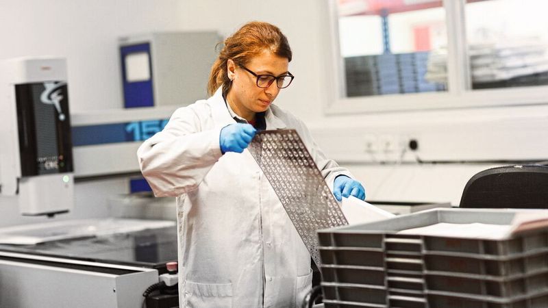 Für die Herstellung dringend benötigter medizinischer Geräte aufgrund von Covid-10 hat Precision Micro nun die Produktion von Sensoren und Ventilkomponenten für Beatmungsgeräte um ein Sechsfaches gesteigert.