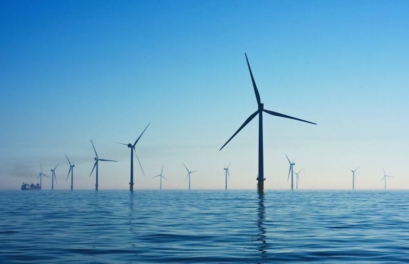 Die Konstruktion von Offshore-Windkraftanlagen ist nicht trivial: Sie müssen Wind und Wellen standhalten.