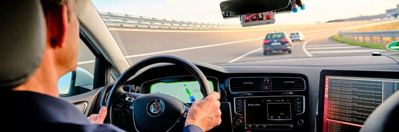 Mehr Sicherheit, mehr Komfort und weniger Emissionen: Wenn Fahrzeuge miteinander vernetzt sind und sich mit der Verkehrsinfrastruktur in Echtzeit austauschen, reduziert das sowohl das Unfallrisiko als auch Emissionen. Zentrale Voraussetzung ist eine stabile und zuverlässige Datenverbindung.