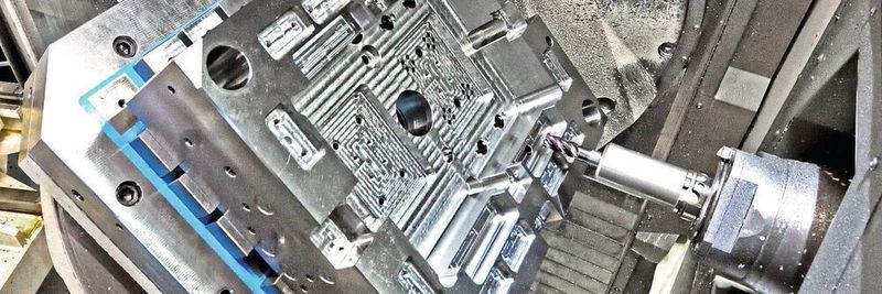 Formplatte mit Tieflochbohrungen, aufgespannt auf Magnetspannplatte zur 5-Seitenbearbeitung.