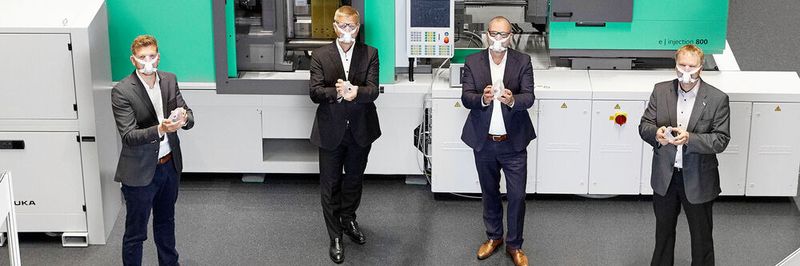 Arburg engagiert sich in der Coronakrise (v. l.): Manuel Frick, Sales Manager LSR, die Geschäftsführer Gerhard Böhm (Vertrieb) und Guido Frohnhaus (Technik) sowie Dr. Thomas Walther, Abteilungsleiter Anwendungstechnik, präsentieren die ersten Hightech-Masken.