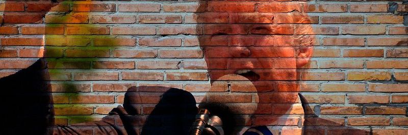 US-Firmen dürfen keine Kommunikationstechnologie bei Unternehmen zu kaufen, die die nationale Sicherheit bedrohen könnten. Präsident Trump hat das Verbot jetzt um ein Jahr verlängert.