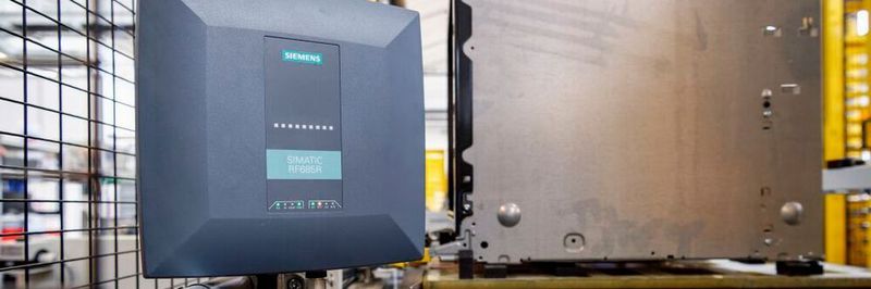In der Anlage werden Ultrahochfrequenz-Lesegeräte (UHF) eingesetzt, die Daten mit hoher Geschwindigkeit in einer Reichweite von bis zu acht Metern lesen und schreiben.