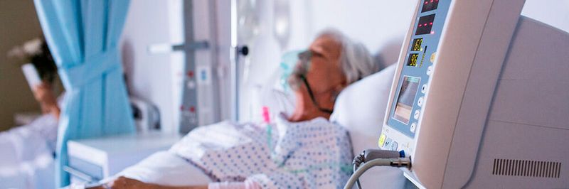 In einem mittelgroßen Krankenhaus sind pro Bett bis zu 15 Geräte angeschlossen, von denen etwa zehn medizinische Überwachungsgeräte sind