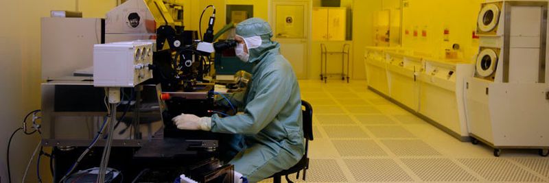 Blick in den Reinraum von Micronova, einer Forschungsinfrastruktur zur Entwicklung von Nanotechnologie und Quantencomputer-Technologien. Im finnischen Otaniemi soll im Verlauf eines mehrjährigen Projekts des VTT der erste Quantencomputer Finnlands entstehen.