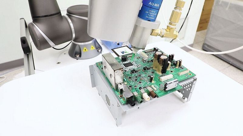 Klebstoffanwendung in der Elektronikfertigung