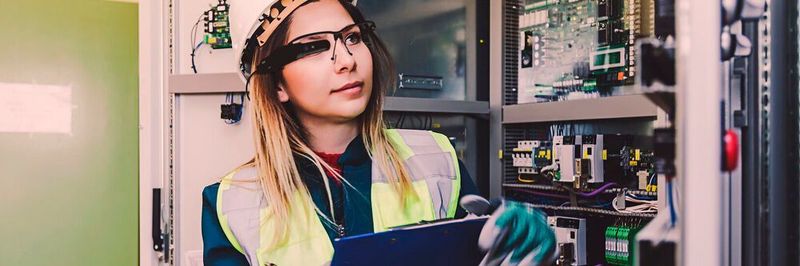 Wearables liefern ihren Trägern wichtige Informationen und unterstützen bei Tätigkeiten in der realen Welt – beispielsweise bei der angeleiteten Wartung von Anlagen.