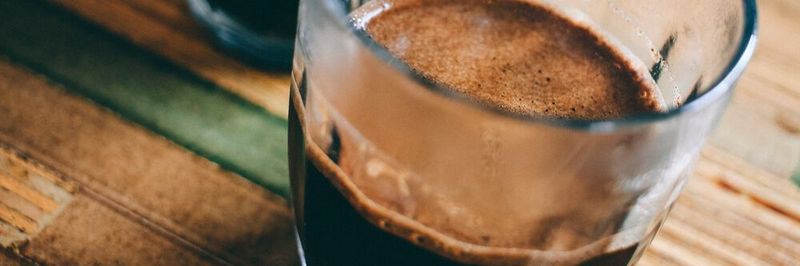 Im Design Thinking Ansatz geht es, neben Prozess und Methode, vor allem um ein spezifisches Mindset, was Denken und Handeln prägt. Das Glas ist dabei immer eher halbvoll, als halbleer.