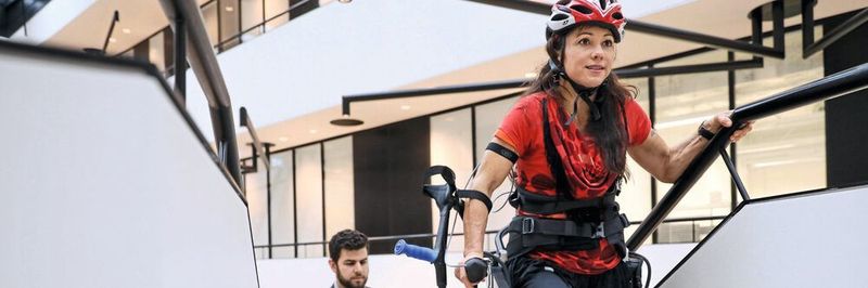 Nach einem Unfall war Silke Pan, ehemalige Turnerin und Akrobatin, gelähmt. Dank eines Laufroboters kann sie wieder laufen, stehen und Treppen steigen.
