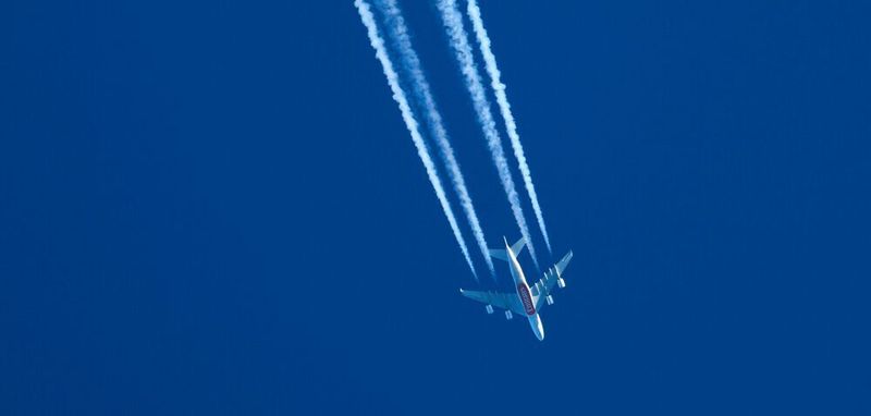 Kondensstreifen bestehen weitgehend aus winzigen Eiskristallen, die in kalter Luft bei Temperaturen unterhalb von etwa -42 Grad Celsius aus den Abgasen eines Flugzeugs entstehen.