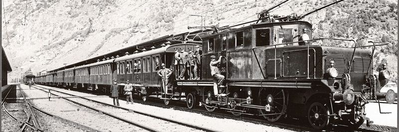 Der Simplonexpress in Brig im Jahr 1914 mit einer Lokomotive der BBC, deren Stromabnehmer eigens für den Simplontunnel umgerüstet wurde.