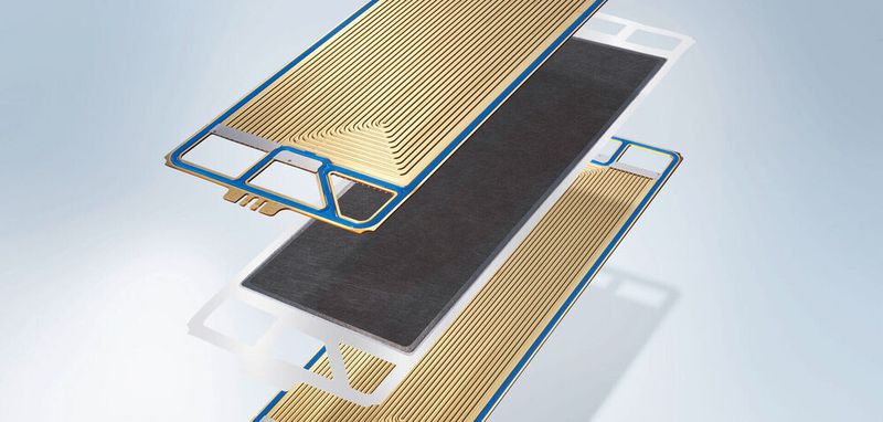 Die PEM-Brennstoffzelle ist wie ein Sandwich aufgebaut. In der Mitte befindet sich eine dünne Kunststofffolie, die „Protonen-Austausch-Membran“ oder PEM (Proton Exchange Membrane). Diese Membran ist auf beiden Seiten mit einer dünnen Katalysatorschicht und einer gasdurchlässigen Elektrode beschichtet. Umgeben ist die Membran von zwei so genannten Bipolarplatten, in die Gaskanäle eingefräst sind. Durch die Gaskanäle strömt auf der einen Seite Wasserstoff und auf der anderen Seite Sauerstoff. Viele dieser einzelnen hintereinander geschalteten Brennstoffzellen ergeben einen Brennstoffzellen-Stapel (Stack), der zu einer leistungsfähigen Energiequelle wird, die das Fahrzeug antreibt.