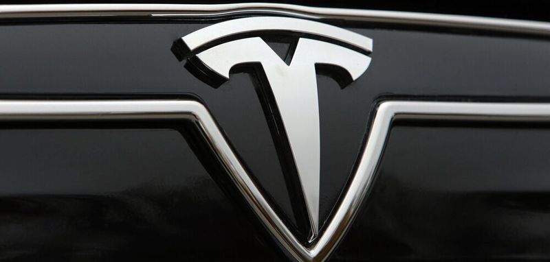 Laut verschiedener Studien wird COVID-19 das Haushaltseinkommen von sieben aus zehn Verbrauchern negativ beeinflussen. Dadurch könnte es für Tesla schwieriger werden, kostenbewusste Käufer davon zu überzeugen, auf Elektrofahrzeuge umzusteigen.