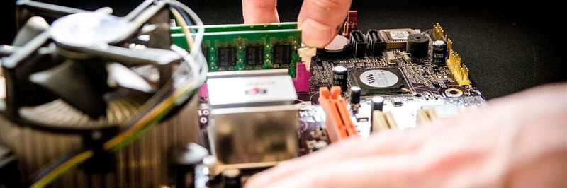 Zwei IT-Havarien pro Woche sind „üblich“. Die Dunkelziffer ist aber höher, denn oft verzichten die Beschäftigten auf den Support durch die IT und legen selbst Hand an.