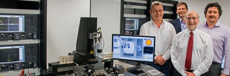Mit den speziell angepassten vektoriellen Netzwerkanalysatoren von Keysight ist ein maßgeschneidertes Messsystem für 5G-MIMO entstanden. Keysight-Vertreter besuchten Anfang März das FBH und nahmen das Messsystem in Betrieb.