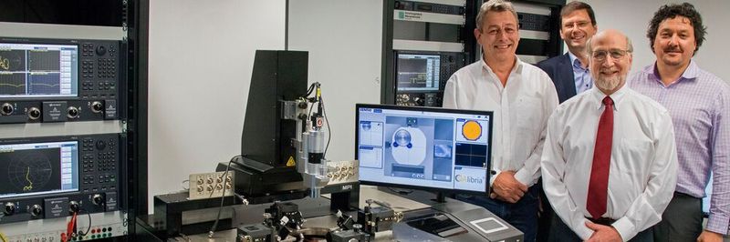 Keysight-Vertreter besuchten im März 2020 das FBH und nahmen das Messsystem in Betrieb. Erste Reihe, v.l.n.r: Bernhard Schweiger, Joel Dunsmore (beide Keysight Technologies). Hintere Reihe, v.l.n.r: Prof. Wolfgang Heinrich, Dr. Olof Bengtsson (beide FBH).