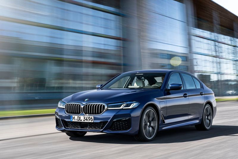 BMW hat die 5er Limousine sowie den Kombi aufgefrischt.