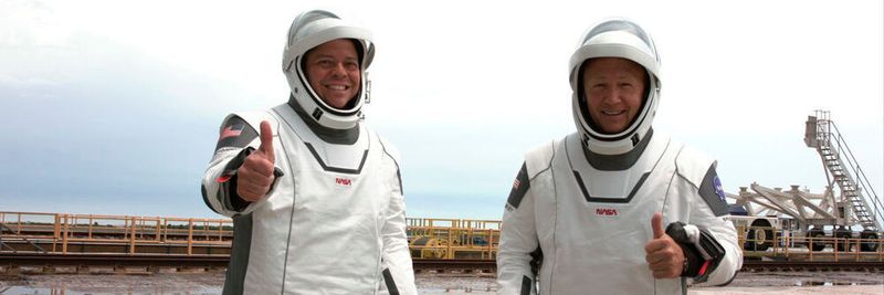 Die Nasa-Astronauten Robert Behnken (l) und Douglas Hurley, die vor dem Einstieg in die Besatzungskapsel „Crew Dragon“ der „Falcon 9“-Rakete von SpaceX im Kennedy Space Center in Cape Canaveral. Nach einem ersten am Wetter gescheiterten Startversuch sollen am Samstag erstmals seit rund neun Jahren wieder Astronauten von den USA aus zur Raumstation ISS abheben.